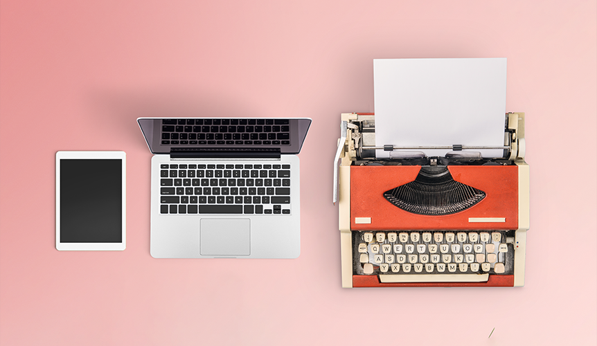 A esquerda um tablet e um notebook e a direita uma máquina de escrever